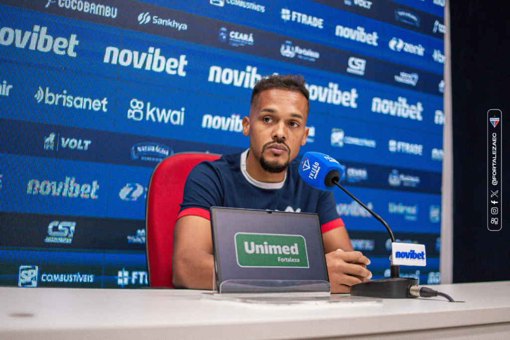 Jogador concedeu entrevista coletiva na sala de imprensa do clube. | João Moura / Fortaleza EC