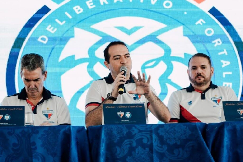 Wendell Regadas, presidente do Conselho Deliberativo; Marcelo Paz, presidente do executivo; e Geraldo Luciano, 1º vice-presidente do Fortaleza, na primeira plenária realizada pelo clube para debater o tema. Foto: Igor Mendes/Fortaleza EC
