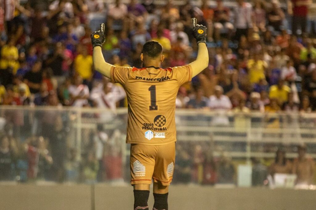 Douglas Dias pegou muito e garantiu o acesso. | Foto: Lenilson Santos/ Ferroviário AC