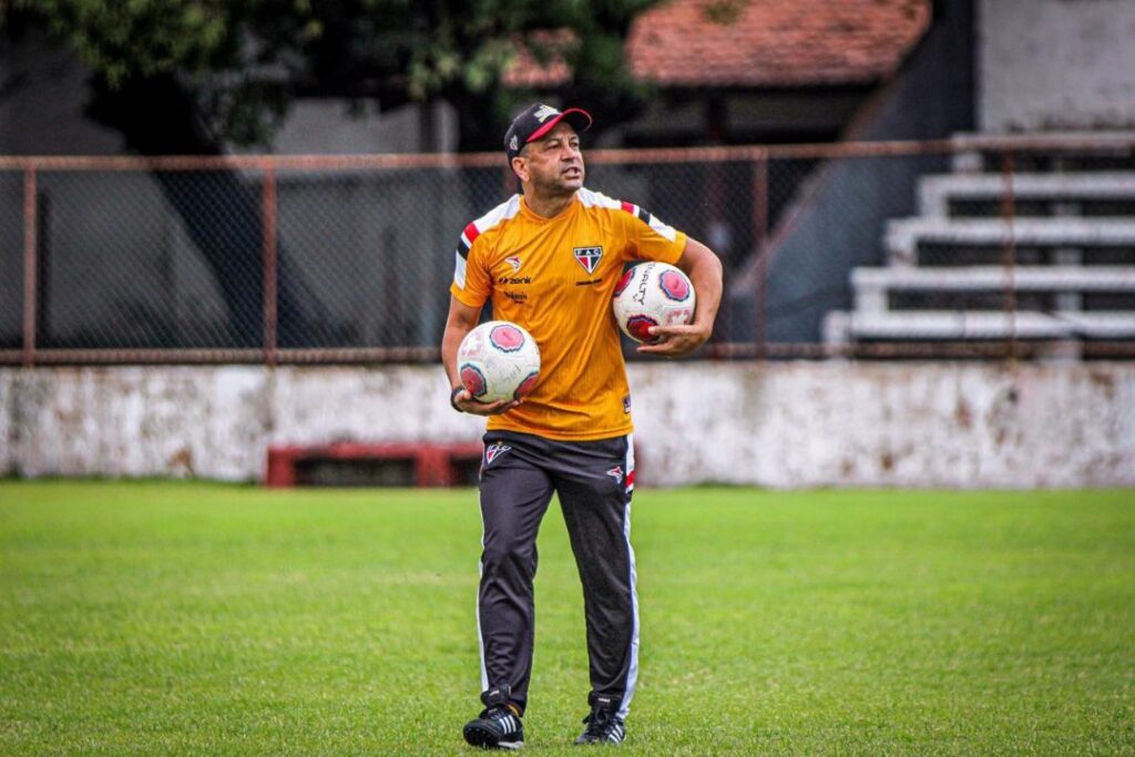 Paulinho Kobayashi tem apenas uma dúvida para o confronto de logo mais. | Foto: Lenilson Santos/ Ferroviário AC