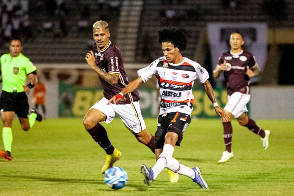 Jogando no Estádio Fonte Luminosa, o Tubarão da Barra deixou a partida para ser definida no Estádio Presidente Vargas. | Foto: Lenilson Santos/ Ferroviário AC