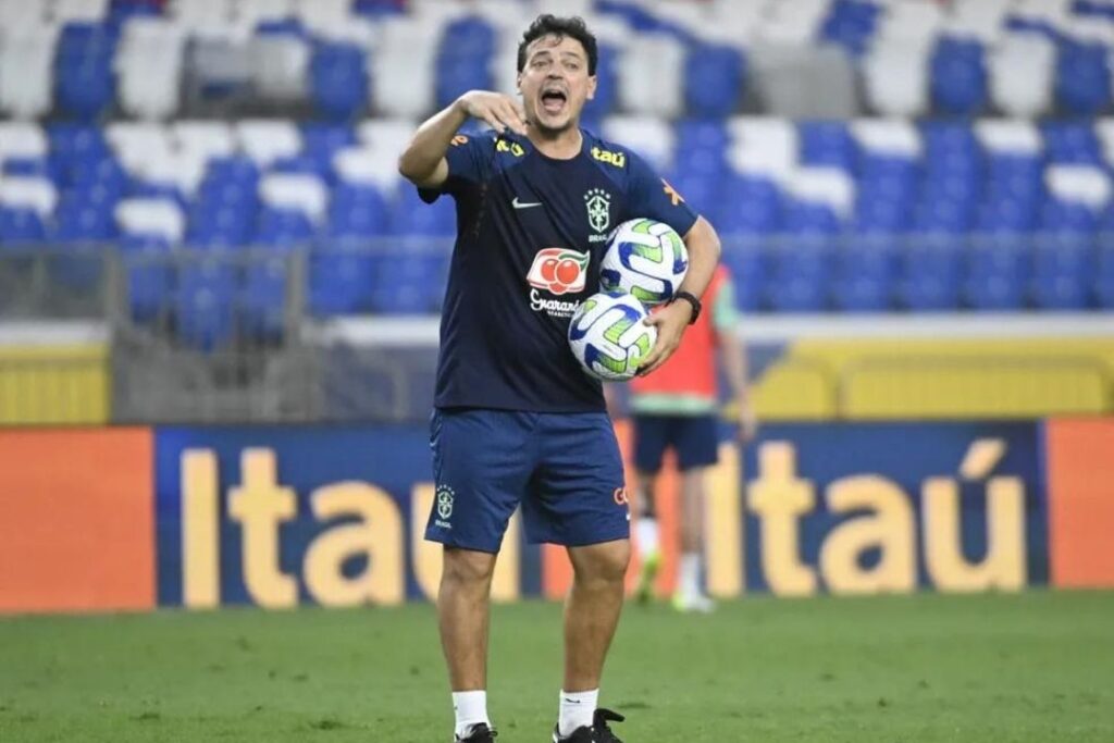 Fernando Diniz em treino pela seleção brasileira. | Foto: André Durão / MoWA Press