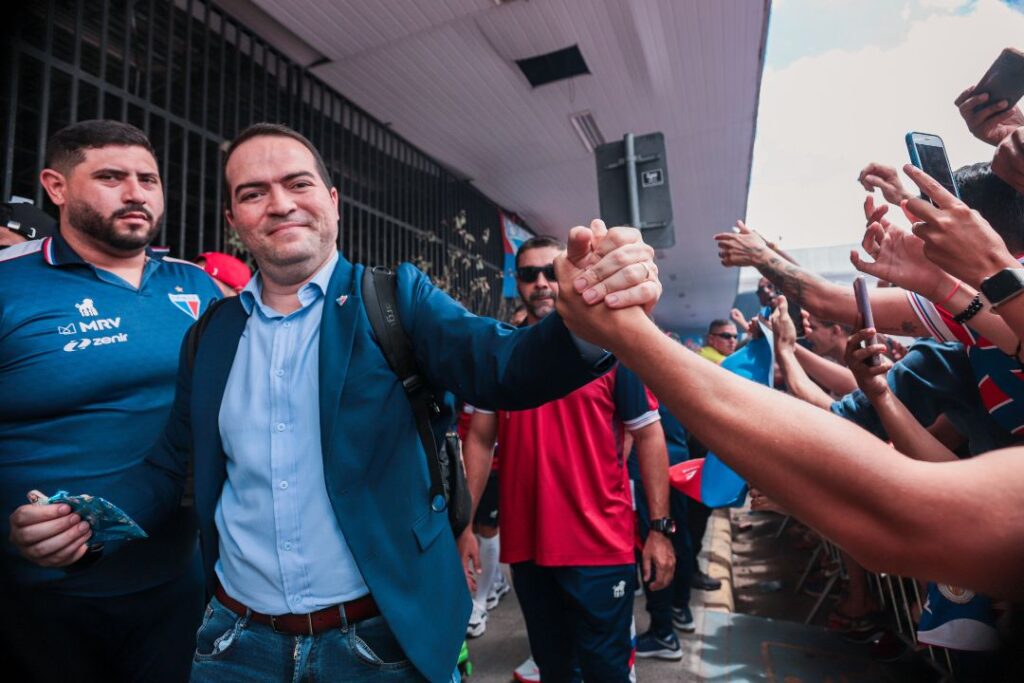 Presidente Marcelo Paz parou para uma rápida interação com os torcedores. | Foto: Matheus Lotiff/ Fortaleza EC